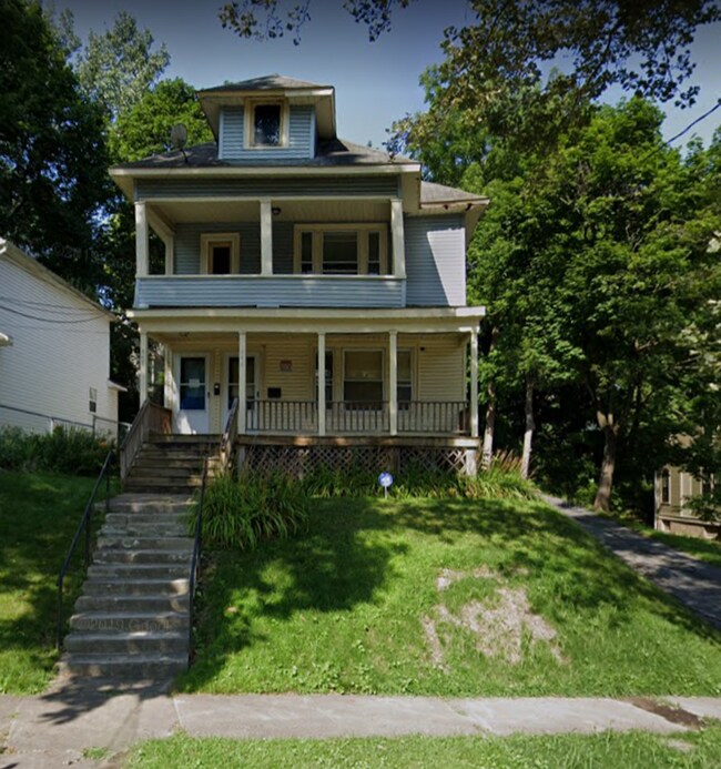 Building Photo - Second Floor 3 Bedroom Flat Available Augu...