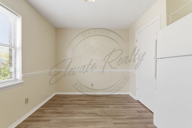 Building Photo - Spring Special: Charming 2 Bed / 1.5 Bath Townhouse in Cookeville