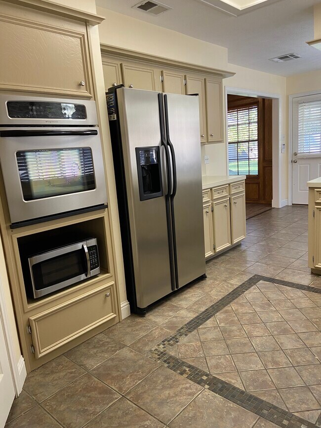 Building Photo - 3815 Oak Gardens Dr