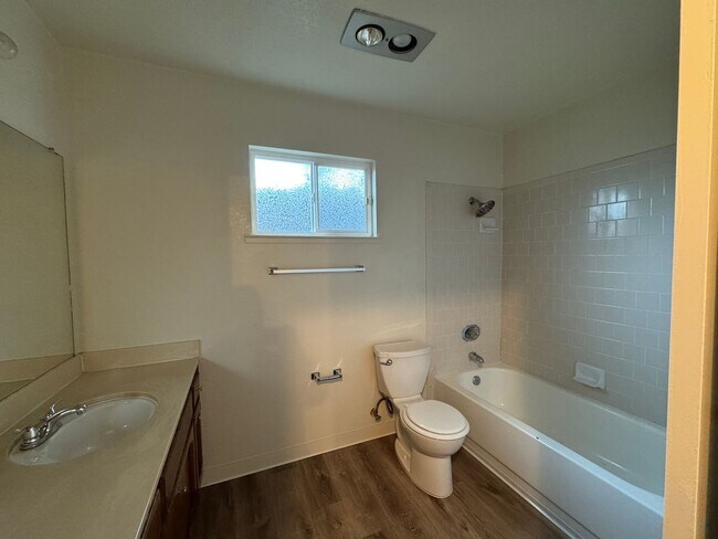 Building Photo - Large Three Bed, Two Bath Home in Stonewood Estates