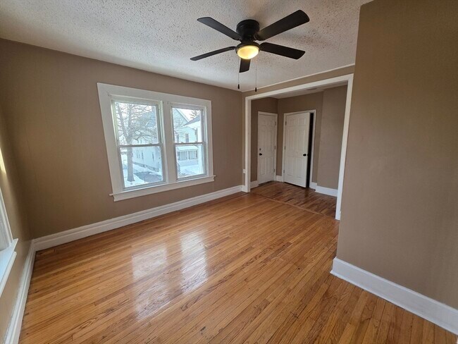 Building Photo - 184 King St