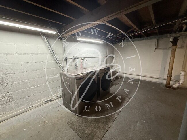 Building Photo - Charming 4 bedroom 2 bathroom close to the University of Toledo.