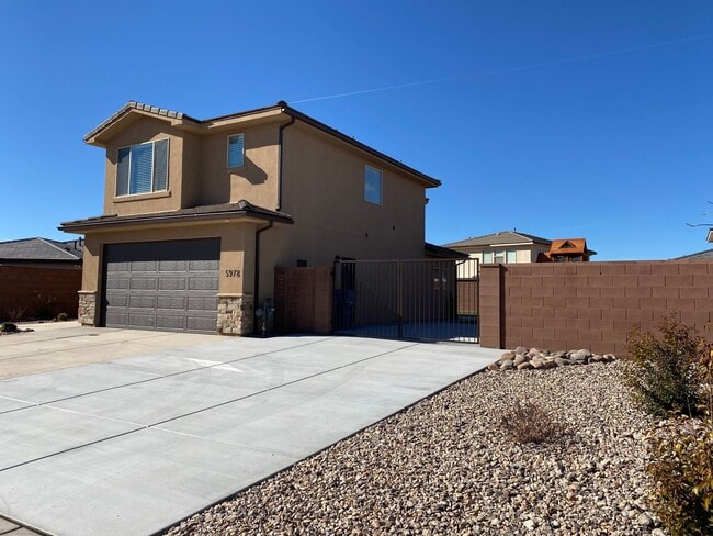 Building Photo - Gorgeous Home with HUGE backyard!