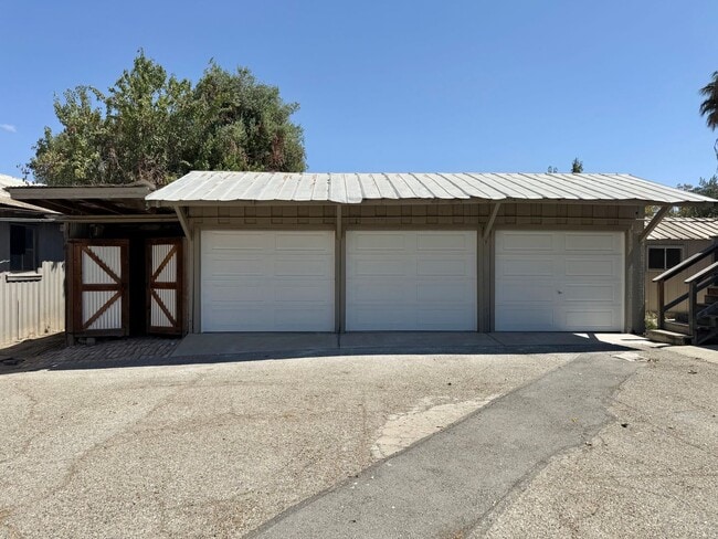 Building Photo - 1630 Hillcrest Rd