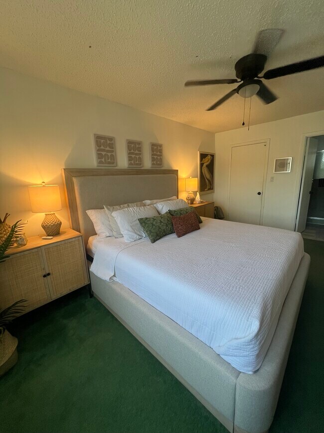 Building Photo - 2041 Sunset Dr