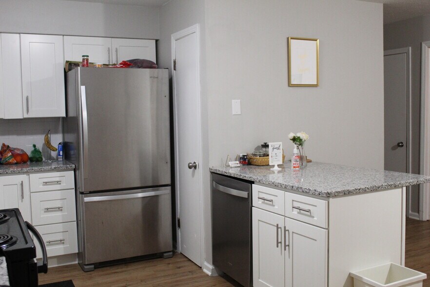 Building Photo - 891 S Weyant Ave