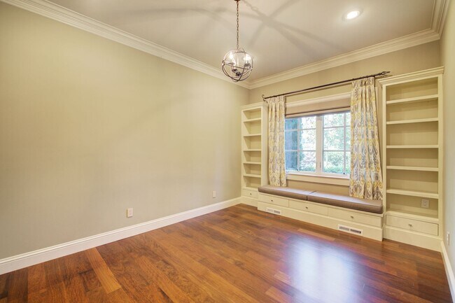 Building Photo - 4Bd+Den/4.5Ba Clyde Hill House