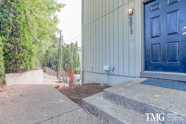 Building Photo - Spacious 4BR Townhome with AC, W/D, Garage...