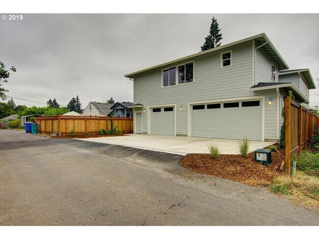 Building Photo - Stylish 3-Bedroom Home w/ Flex Space, Cove...