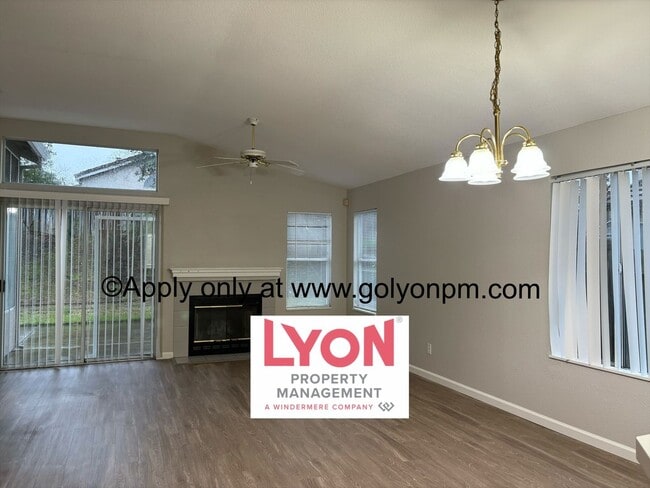 Building Photo - Stunning Home in convenient Elk Grove loca...