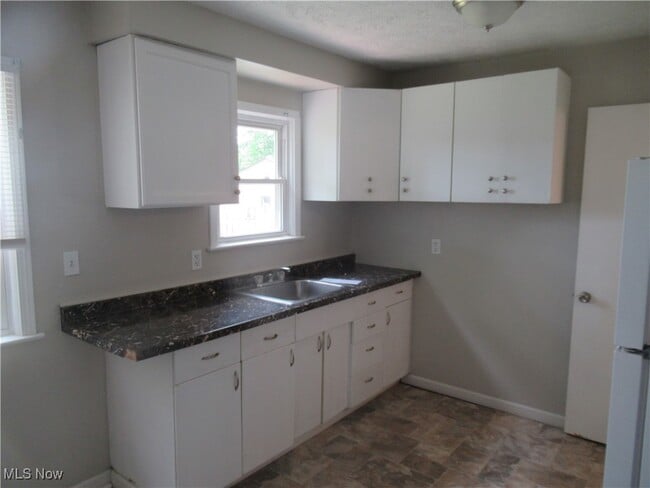 Building Photo - 1329 Craneing Rd