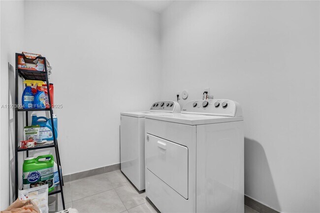 Building Photo - 4363 NW 81st Ave