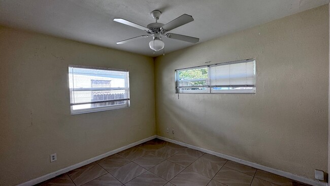 Building Photo - Cute 3/1 House with a Bonus Room located i...