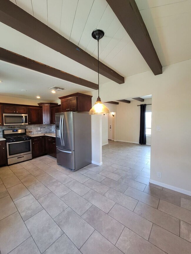Building Photo - Charming Central Tucson Retreat with Updat...