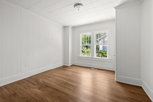 Building Photo - Beautiful Historic 4 Bedroom 2 Bathroom Home