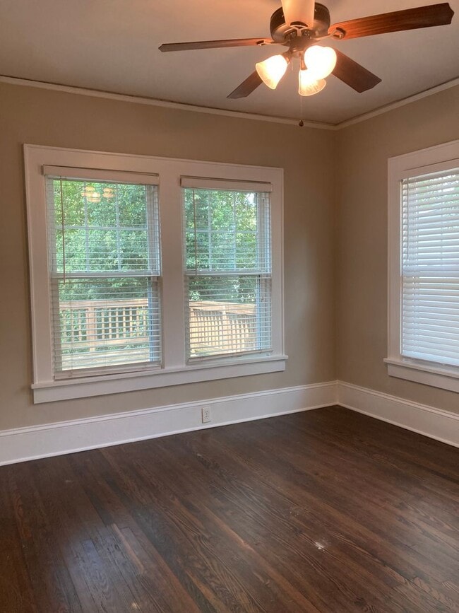 Building Photo - Spectacular Bungalow, Right Outside Uptown!