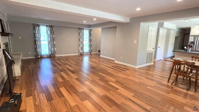 Building Photo - 201 Quail Run Dr