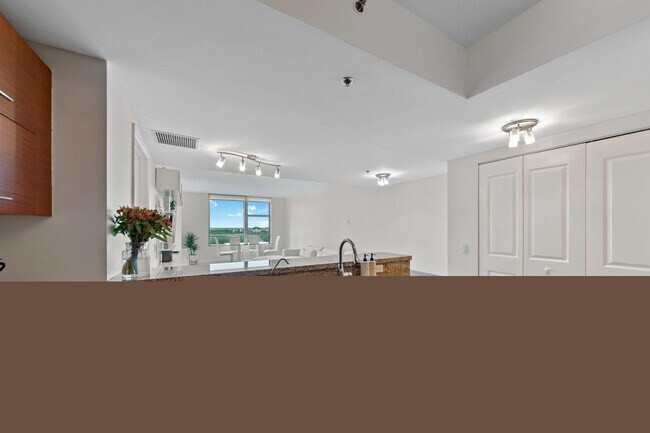 Building Photo - 2641 N Flamingo Rd