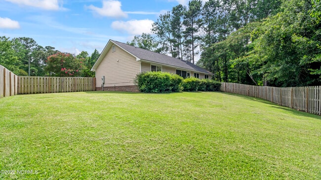 Building Photo - 621 Clover Dr