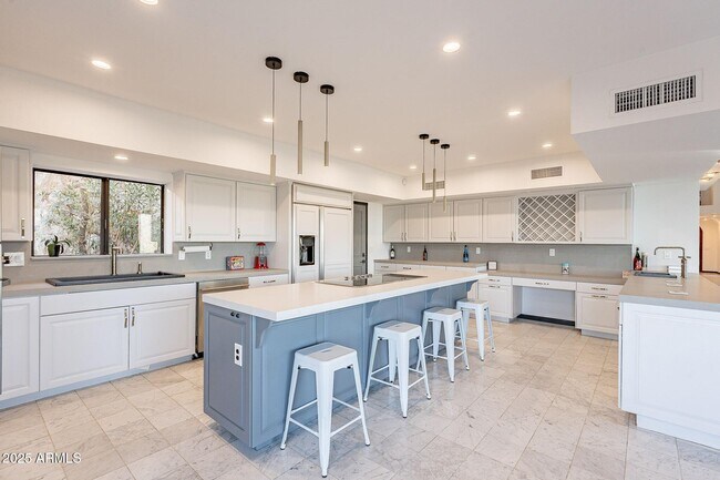 Building Photo - 7044 N Hillside Dr