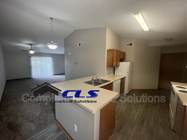 Building Photo - 558 College Ave