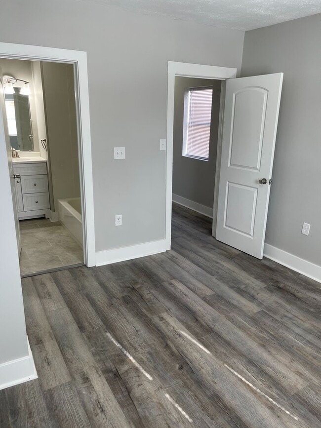 Building Photo - 117-119 Innis