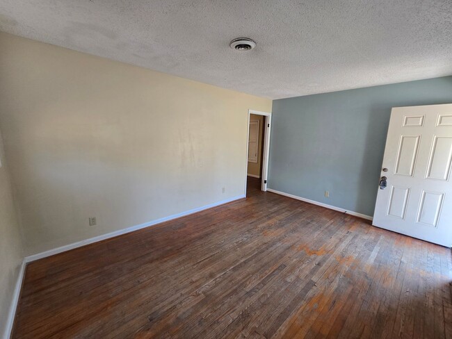 Building Photo - Three bedroom home in Southeast Columbia