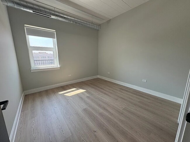 Building Photo - 943 W Belmont Ave