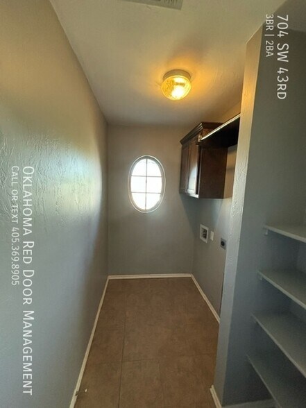 Building Photo - 704 SW 43rd St