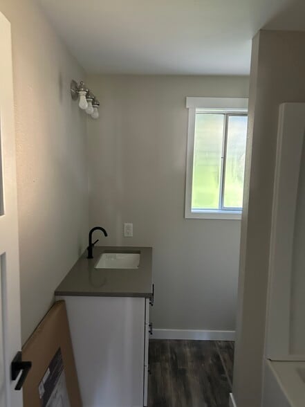 Building Photo - 1602 E Hazel Ave