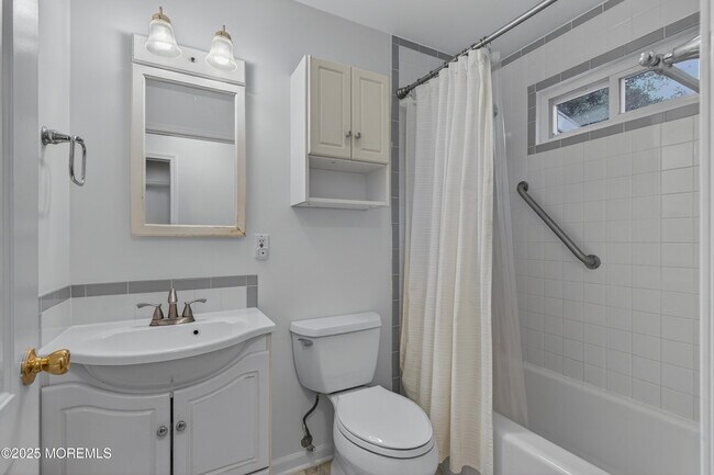 Building Photo - 1114 6th Ave