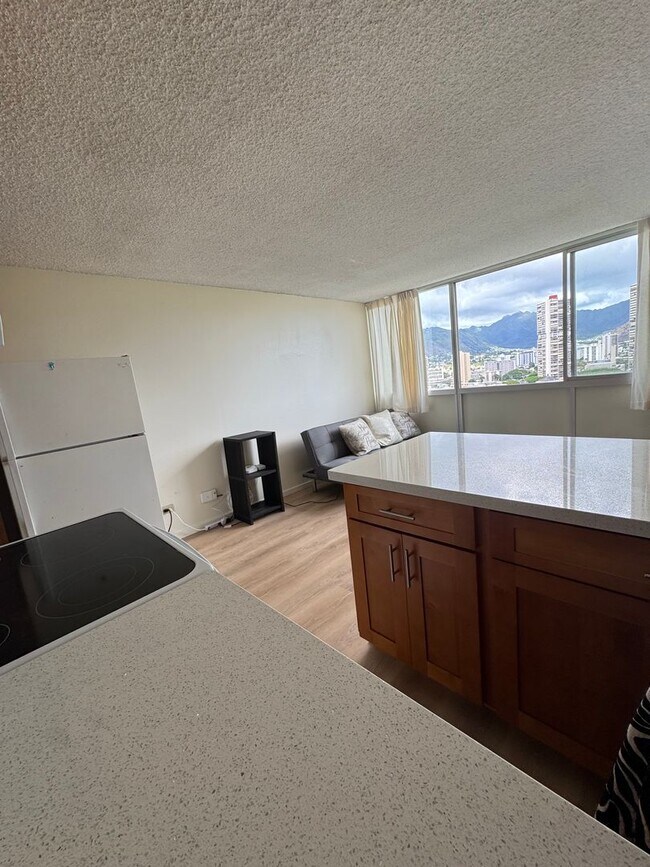 Building Photo - 1 Bed 1 Bath renovated with parking at Alo...