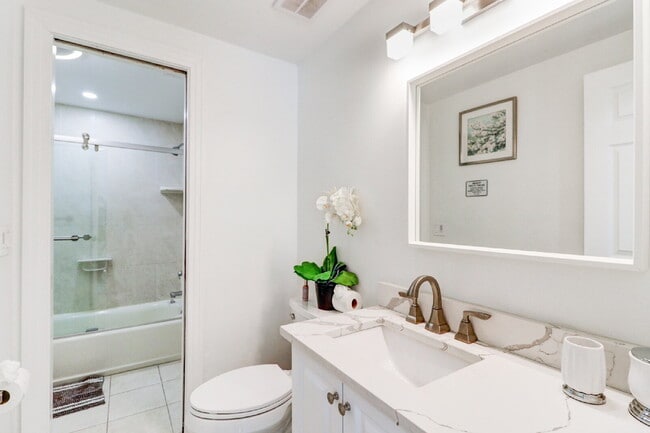 Building Photo - Fully Furnished 4-Bedroom Pool Home with Golf Course Views in Northdale