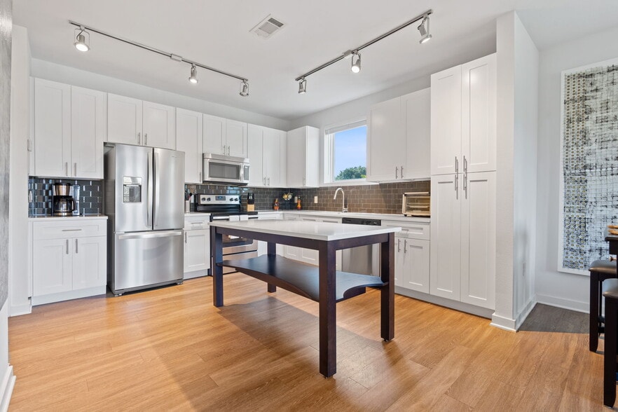 Building Photo - 1900 Barton Springs Rd