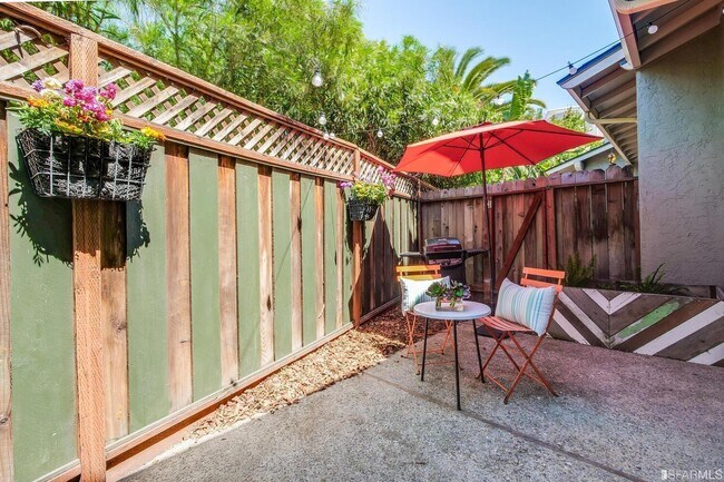 Building Photo - 542 Brewster Ave