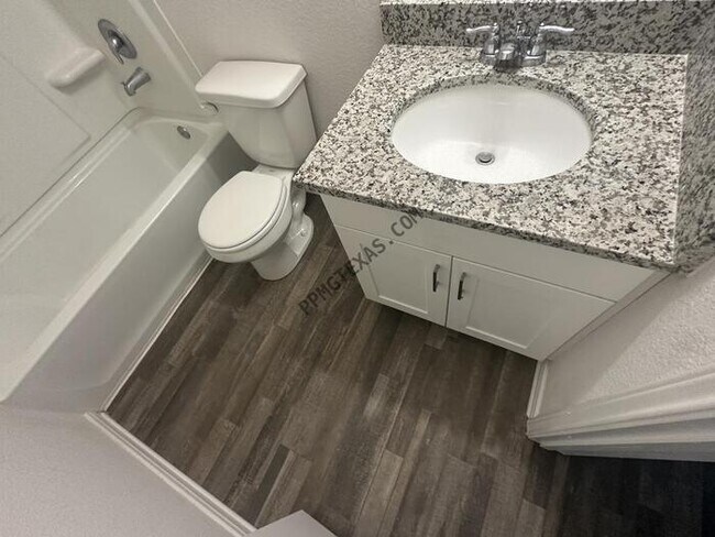 Building Photo - 15724 Del Norte Dr