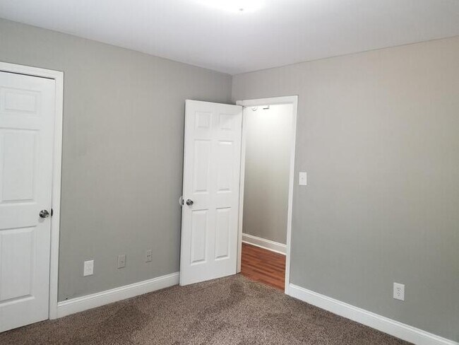 Building Photo - 557 Rustwood Dr