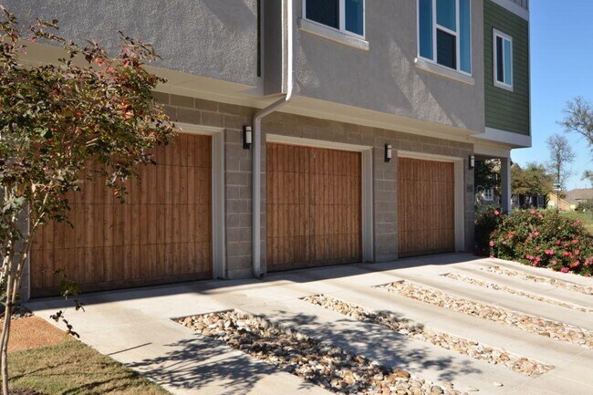 Building Photo - 2921 Bond Dr