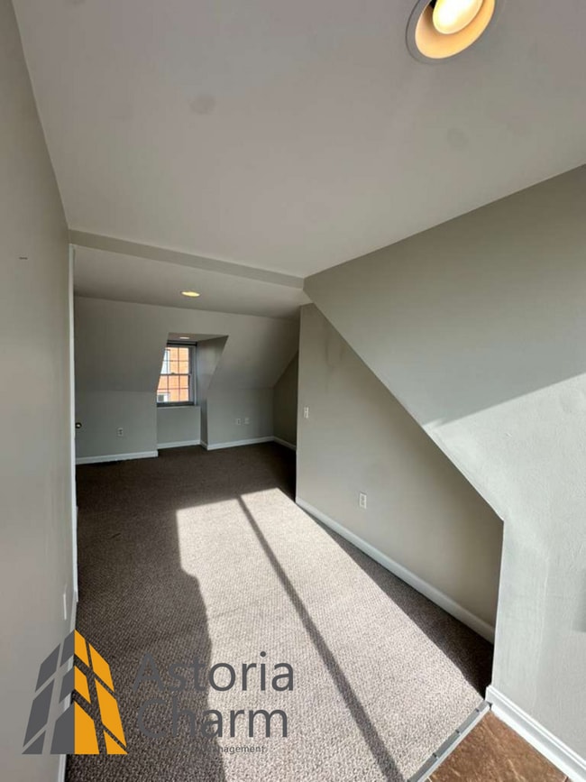 Building Photo - 3 Bedroom Home with Rooftop Views and Modern Finishes