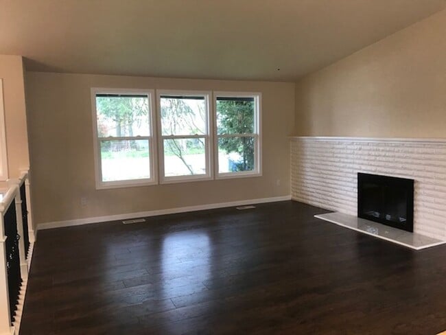 Building Photo - Beautifully remodeled 2 Story SFH 4 BD 2.5...