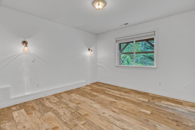 Building Photo - Stunning, spacious 4-bdrm/4-bath in Tigard. Fireplace, massive decks, next to nature