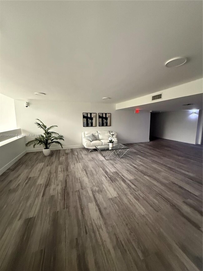 Building Photo - 16500 Golf Club Rd