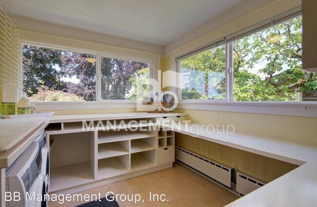 Building Photo - 3 br, 1.5 bath House - 5137 NE Wisteria Drive