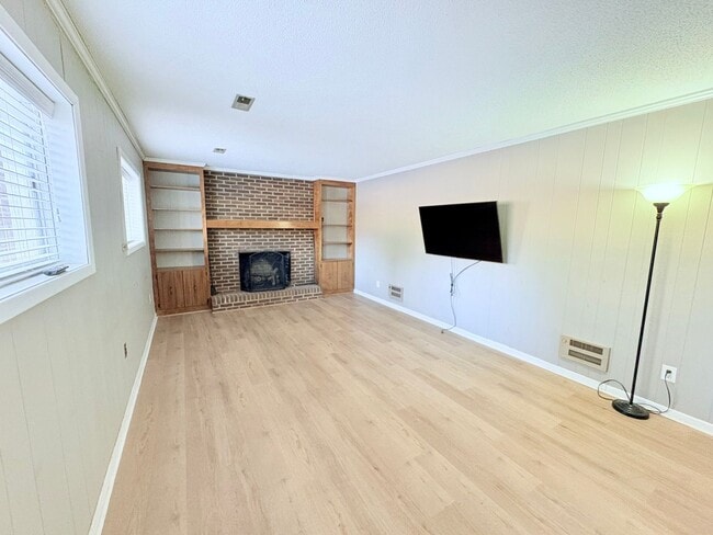 Building Photo - 101 Knight Cir