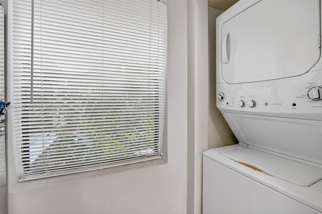 Building Photo - 9999 Summerbreeze Dr