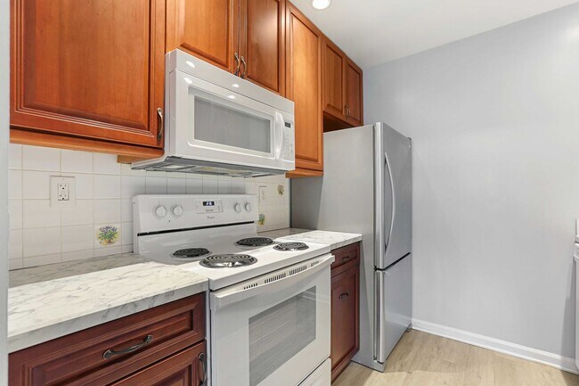 Building Photo - Charming Top Floor Condo with Pool View!!