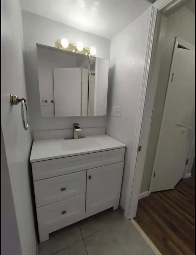 Building Photo - 700 Old Lane Rd