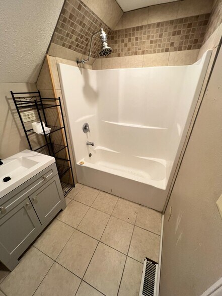 Upstairs bath - 521 E 7TH AVE