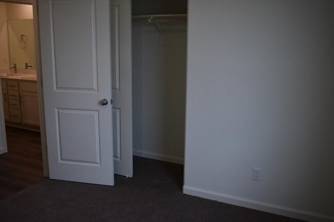 Building Photo - 4554 Iris Ct