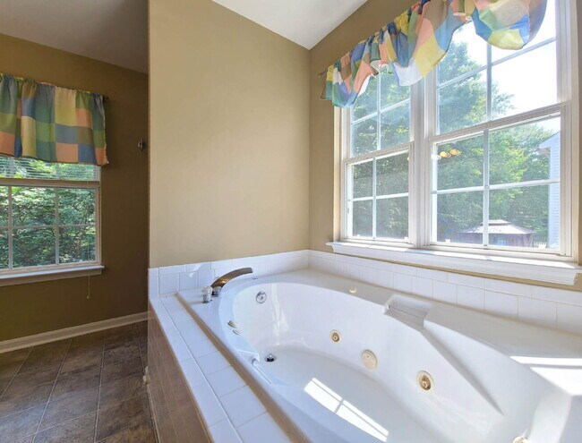 Building Photo - 5 BR, 4 BA Colonial in Lee's Hill